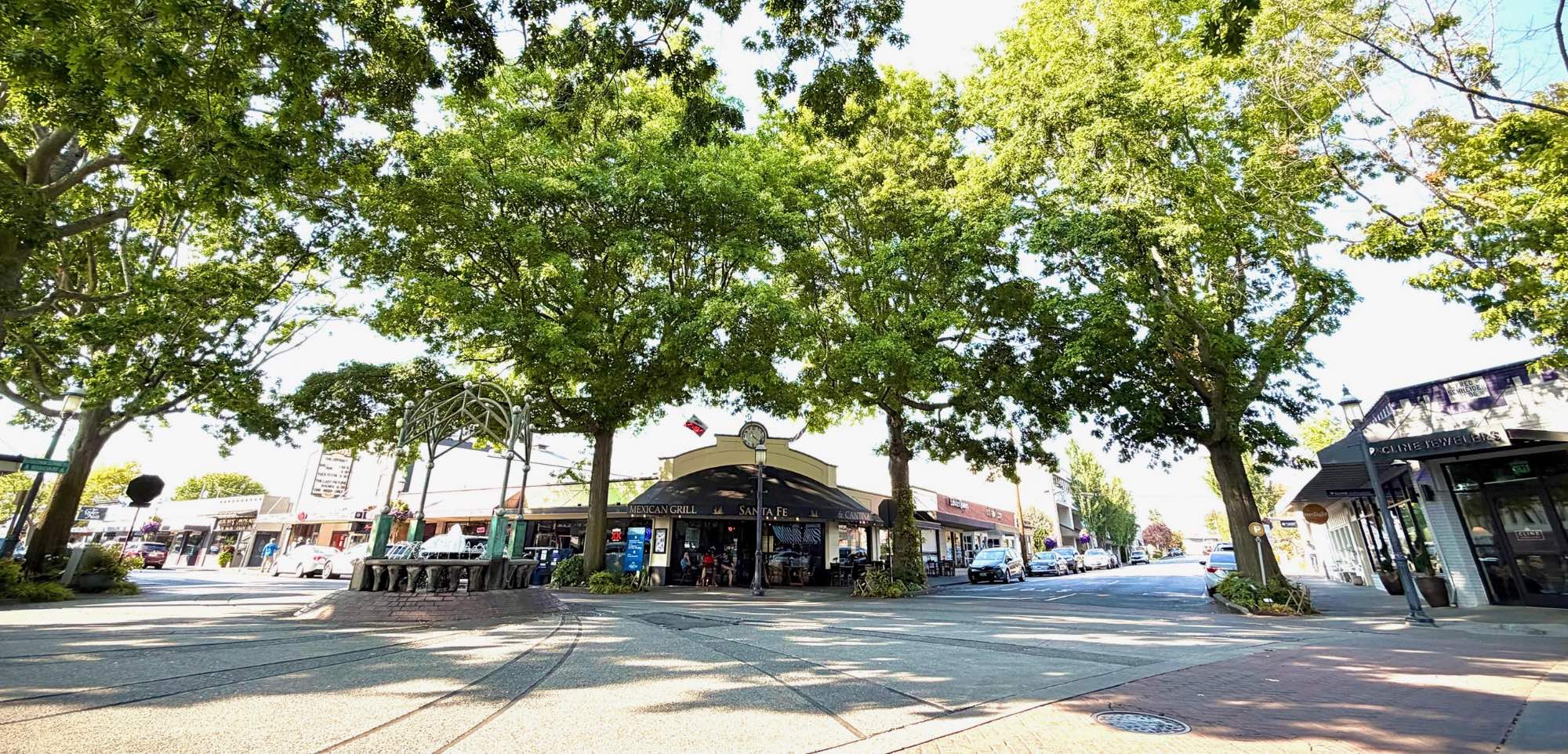 Fountain, restaurants and shops in the center of Downtown Edmonds WA
